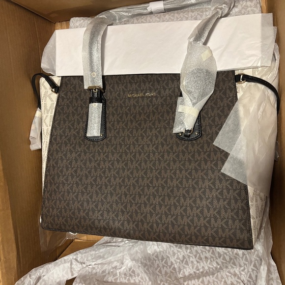 Michael Kors Medium Voyager Purse - Picture 2 of 2